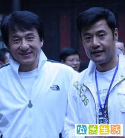 62岁于荣光董事长身份曝光！拍完戏疲惫视察工厂，婚后妻儿成谜