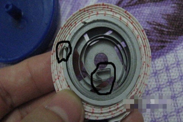 卷尺是如何缠绕和安装小弹簧的？