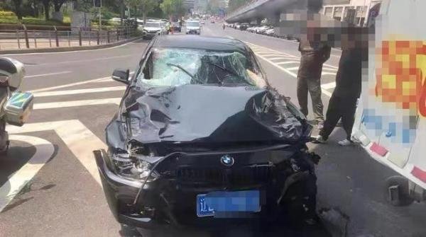 大连一轿车撞飞过马路人群 这是咋情况？