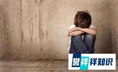 女子赶火车将女儿塞进行李箱，父母虐待孩子怎么处罚?