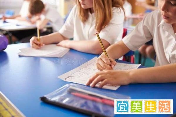 教育局回应50岁班主任和学生谈恋爱：未接到举报，学校回应：假的
