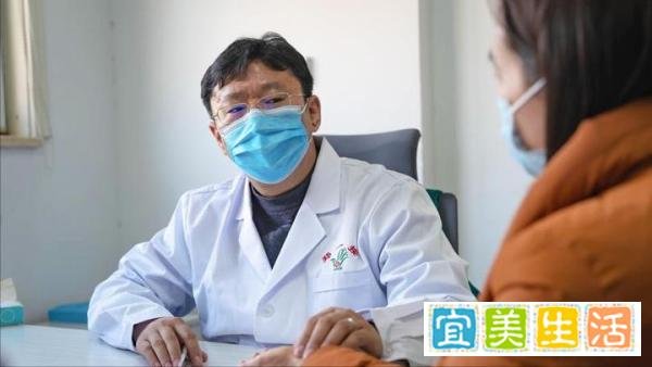 医生小孩给患儿拍胸片?院方通报：当值医生已被停职，将严肃处理