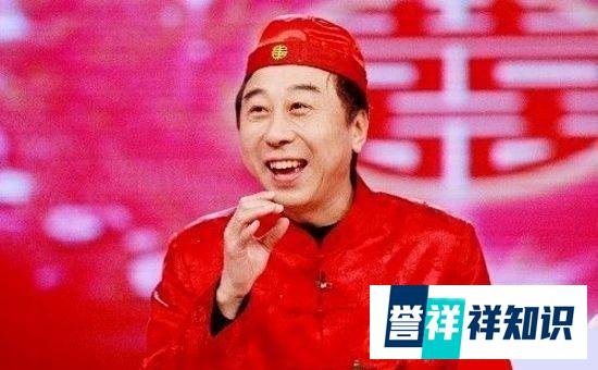 冯巩也老了，背孙子等公交，享受别样的快乐