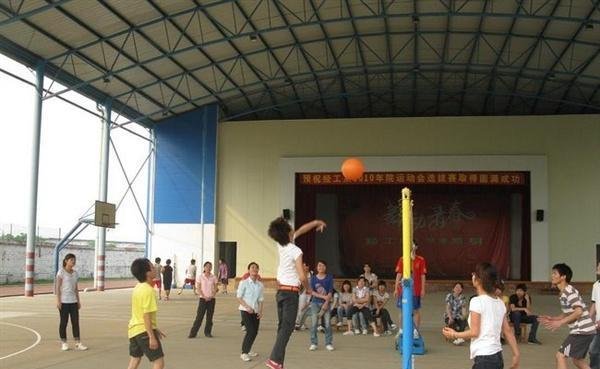吊唁群众为袁老带来了气排球 这是咋情况？