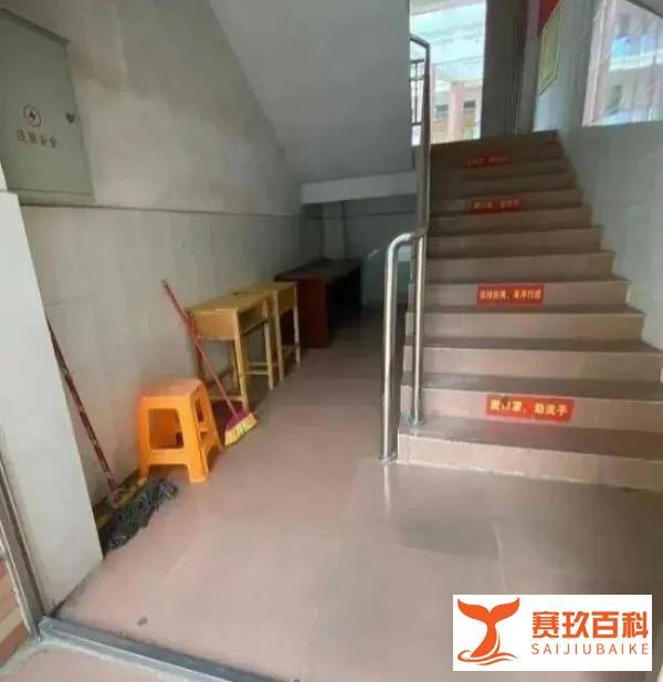 广西一高中女学生遭55岁老师猥亵后被塞千元红包封口?警方回应:证据不足…