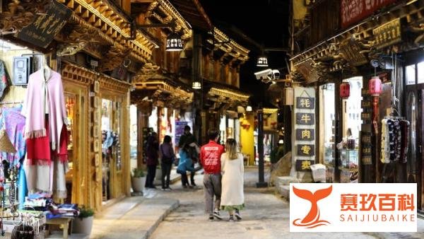 大火之后的香格里拉独克宗古城，行走在夜色弥漫中的古城小巷中