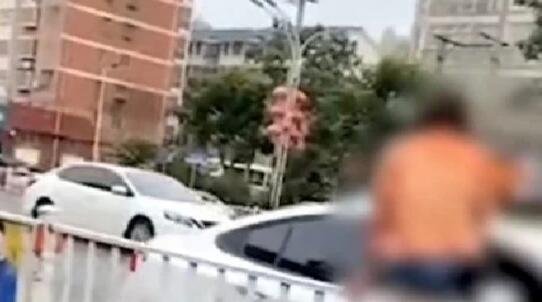 外卖小哥救下遭丈夫刺伤女子 这是咋情况？