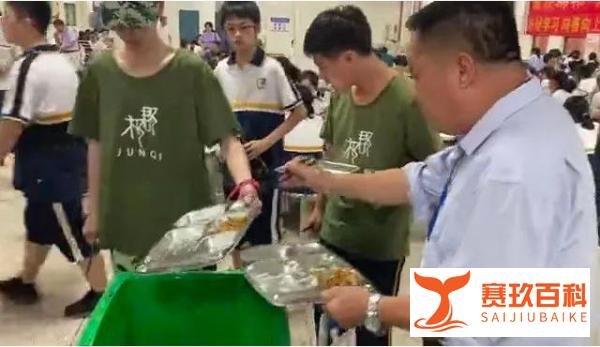 校长站垃圾桶旁吃学生剩饭？“每天这样吃三顿！”