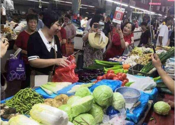 杨倩妈妈为油焖大虾去菜场被围堵 这是咋情况?