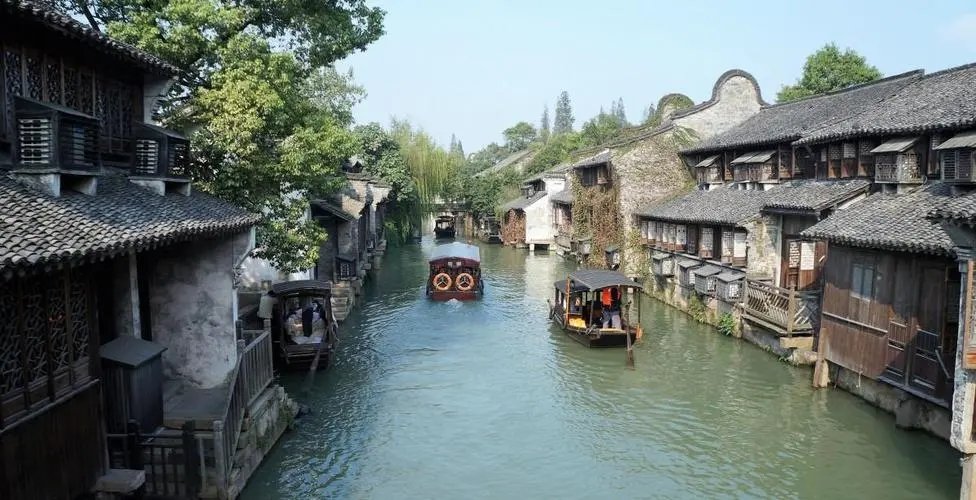 西安女子去乌镇旅游被赶出酒店，一赶了之的行为是否可取？