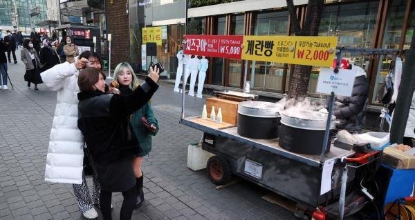 韩国商家狂补汉语迎接中国游客：挂上中文招牌 特意用大字体，对这个事国人是怎么个想法呢