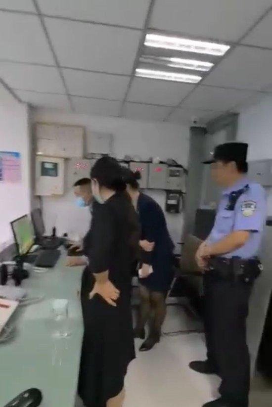 裸男带手机闯女浴室 警方:疑罪从无