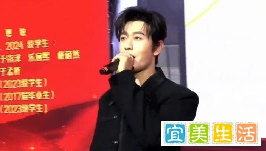 这一次，黄晓明好有人情味！明星黄晓明回青岛一中参加百年校庆