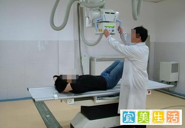 医生小孩给患儿拍胸片?院方通报:当值医生已被停职,将严肃处理