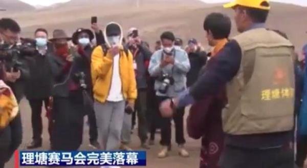 终于圆梦，丁真喜获“永久赛马王子奖”，坐实“异域王子”之名。