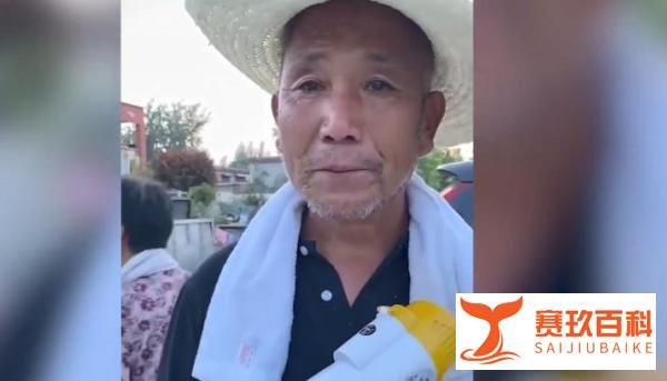 泪目!新乡卫辉一受灾大爷换上新鞋眼含泪水哽咽道:我们的家没了