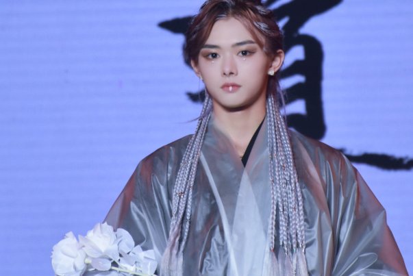 杭州西湖国风节演员掉下舞台后有受伤吗？