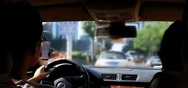 大连一网约车司机闭眼开车？网约车疲劳驾驶隐患