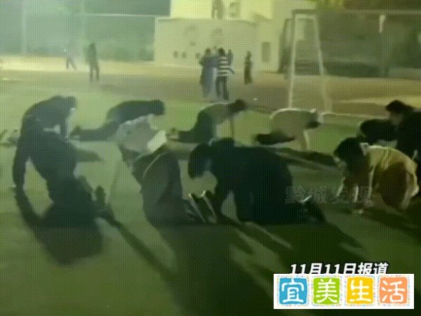 高校回应多名学生集体爬行，网友：在玩羊了个羊？