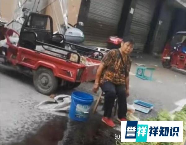 气愤！老人卖菜被泼机油，无助的眼神令人心酸