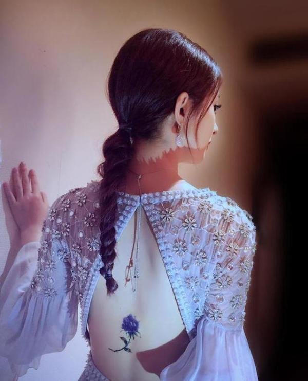 迪丽热巴肚子上有妊娠纹？也有说是肥胖纹，其实都不对，那是伤疤