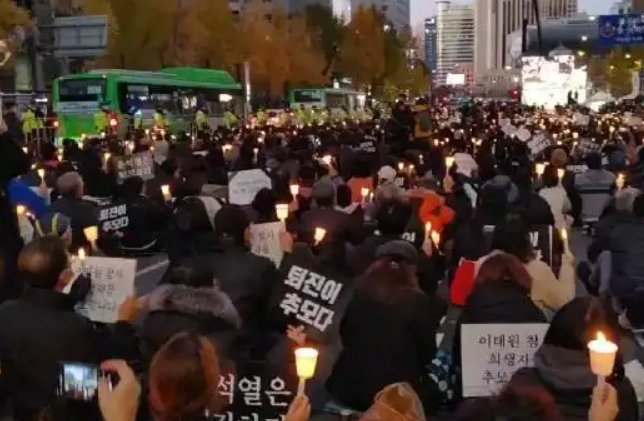 梨泰院踩踏事件遗属推倒总统花篮被警察阻拦，当时还发生了什么？