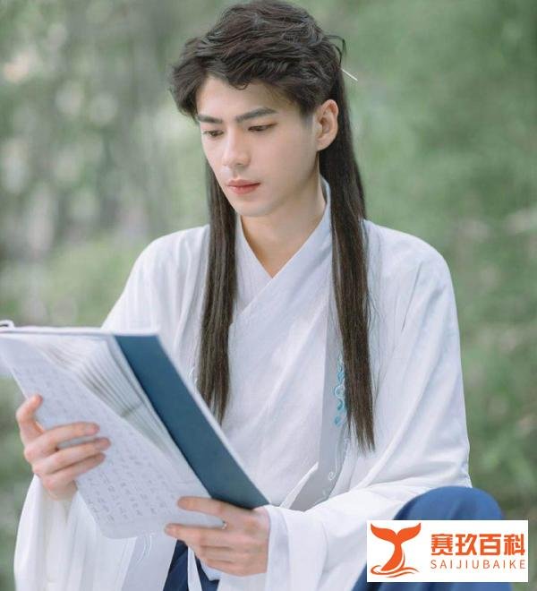 何泓姗和电竞霍建华恋情刚曝光，网友正感叹爱情之美好，男方黑料就被扒！