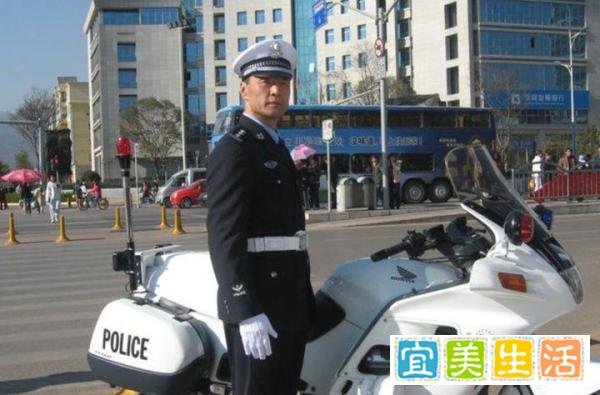 62岁于荣光董事长身份曝光！拍完戏疲惫视察工厂，婚后妻儿成谜