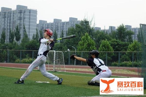 高校通报男生闯入女浴室：开除学籍！大学生在情方面走向绝路！