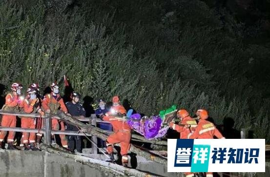 震后第二夜:消防用橡皮艇转移群众 这是咋情况？