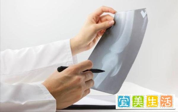 医生小孩给患儿拍胸片?院方通报:当值医生已被停职,将严肃处理
