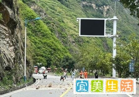 四川泸定6.8级地震，山体塌方有人员被压！