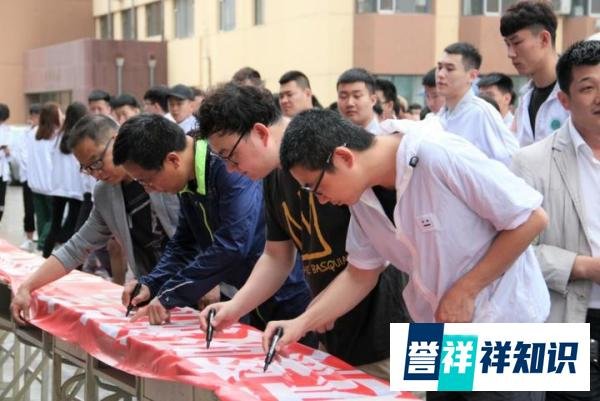 女老师下班后吸烟被辞退，理由是影响教师形象？管得太宽了吧