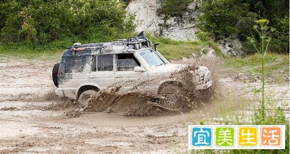 郑州发暴雨预警后车停满高架 这是咋情况？