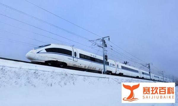 高铁变自行车，第一次见到高铁以10码的速度缓慢行驶。