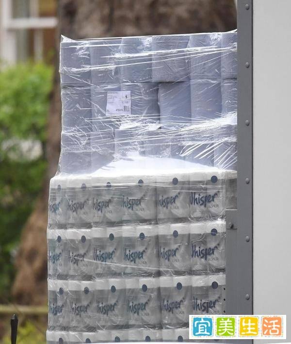 英媒:首相呼吁民众不必囤货 自己却被拍到囤了几卡车物资