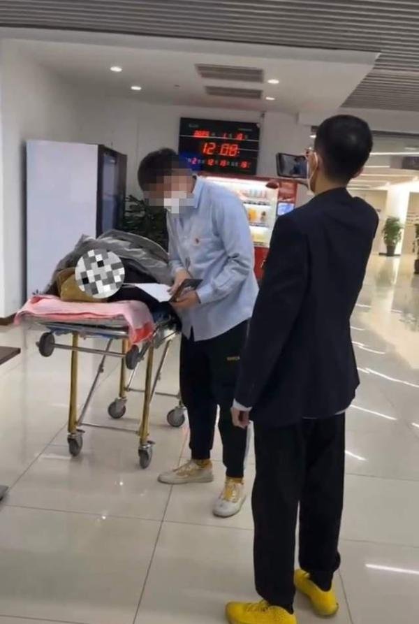 房地产开始祸害老人?老人躺担架床上办卖房手续,官方姗姗来迟