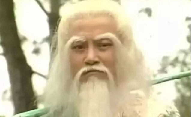 《天龙八部》中乔峰和《射雕英雄传》洪七公差了几代？