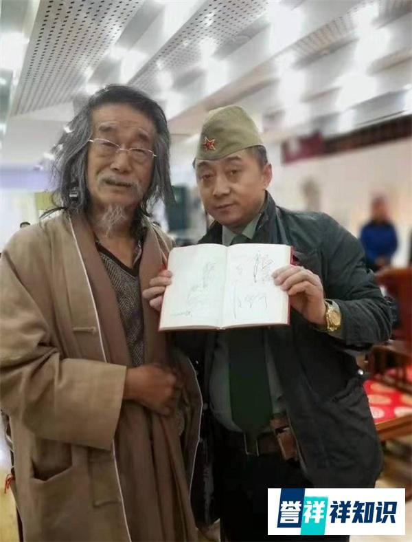 著名书画家萧宽为军品大王李长东签名合影,支持红色收藏事业