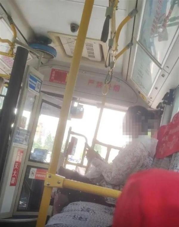 女子坐公交拒戴口罩，女子狂言：承德归我管， 坐公交是给你们面子