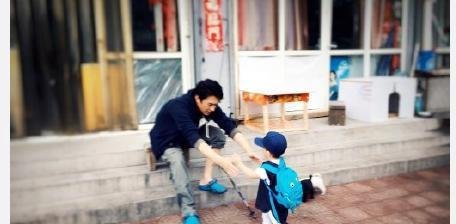 靳东儿子第一次上幼儿园 李佳咬牙忍住没有抱回来