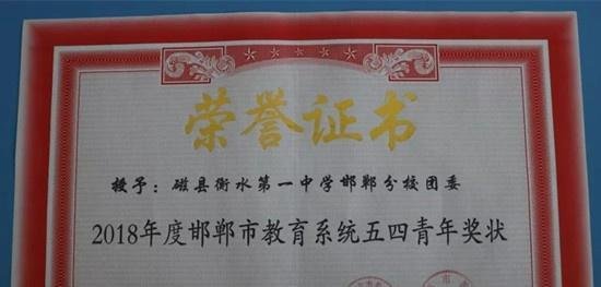 坦克停在校门口引来围观 编号分别为