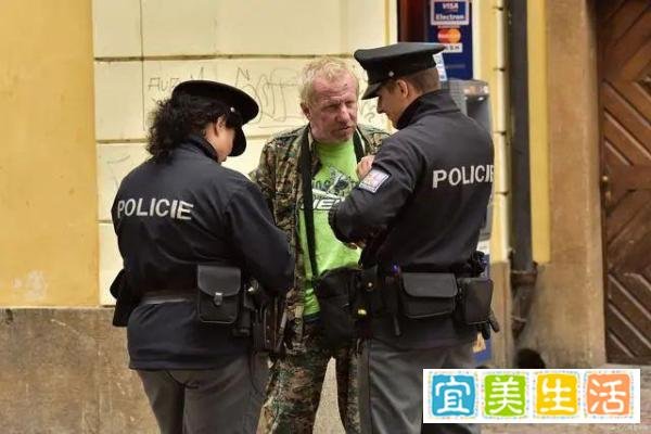 美国真神奇:警察上门击毙一企图自杀男子!