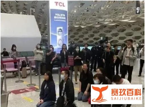 旅客跪求起飞 此前有航班空姐被骂哭