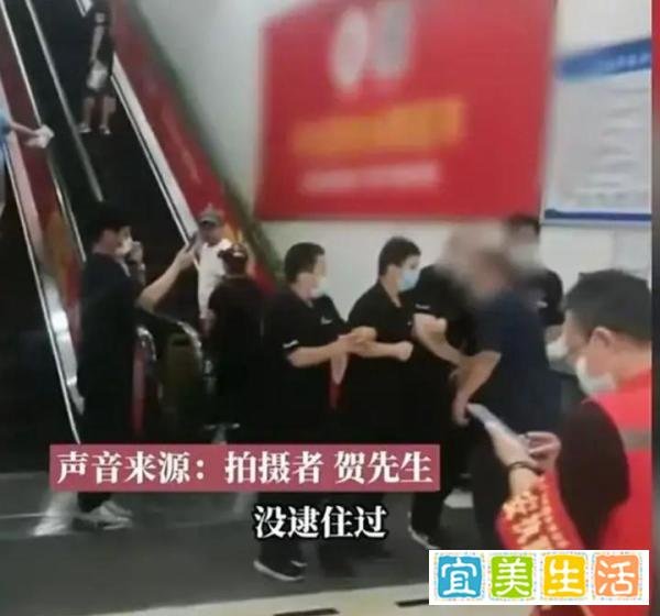 石家庄:老人去超市偷菜，保安拉人墙阻拦
