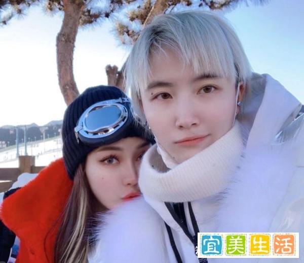 30岁郭美美秀恩爱,和女人当街热吻,背靠600万粉色豪车
