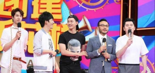 当年球球不屑地看着汪涵：我叫社会你球姐！汪涵尴尬地喊“球姐”