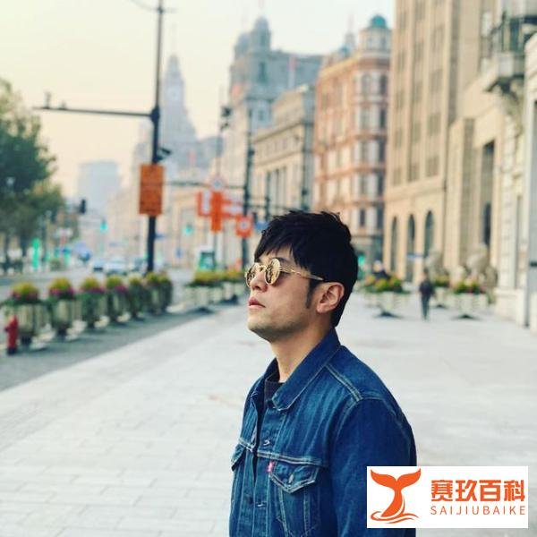 周杰伦为疫情一线医护粉丝留言：大家加油！