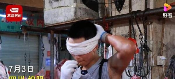 小伙蒙眼20秒剔掉整扇猪腿骨 这是咋情况？