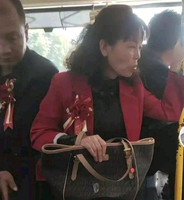 送女儿出嫁后父母挤公交回家 这是咋情况?